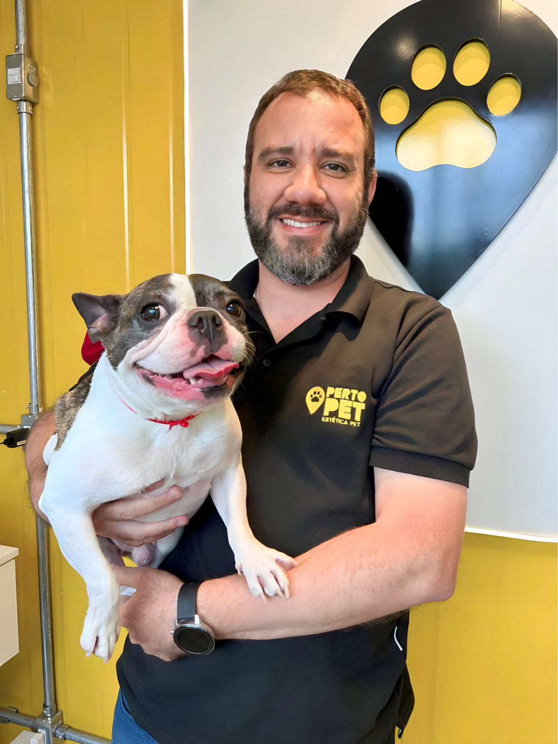 Franqueado PertoPet com um cão dentro da unidade